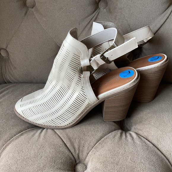 Mari A. Size 7.5, casual cream mules with 3.75” block heel. - Picture 2 of 4